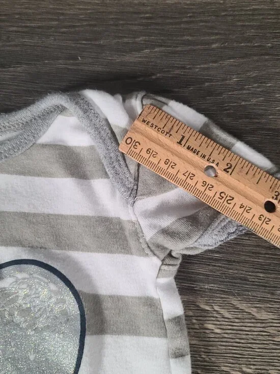 Lot of 2 Majestic New York Yankee Baby Girl's Size 0-3 Onesies. - Picture 8 of 15